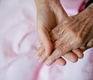 Trzymające się dłonie