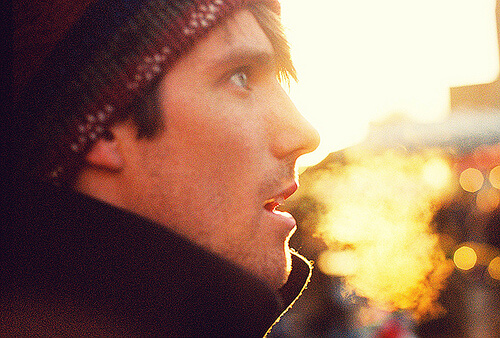 Mężczyzna ma nieświeży oddech