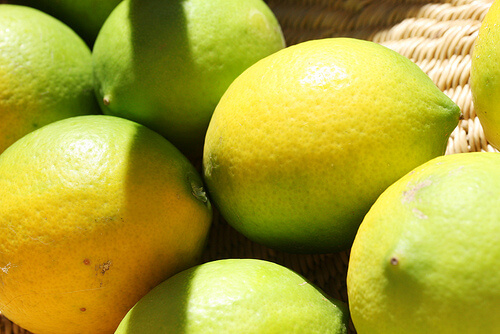 świeże cytryny - jak sprzątać dom sokiem z cytryny?