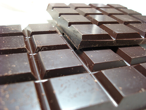 3#:czekolada-John-Loo-piersi.jpg