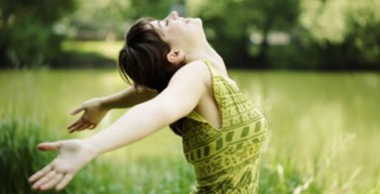 Szczęśliwa kobieta na łące