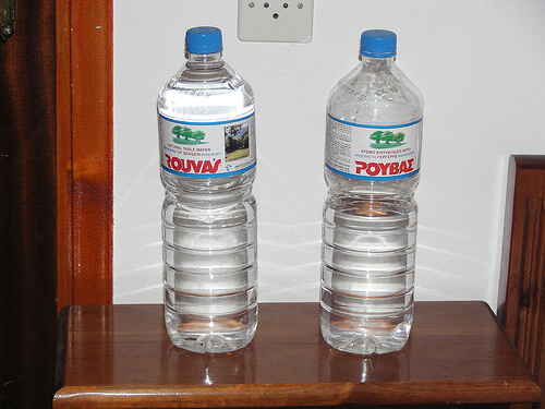Dwie butelki wody mineralnej