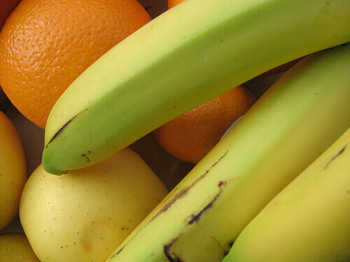 owoce banany i mandarynki