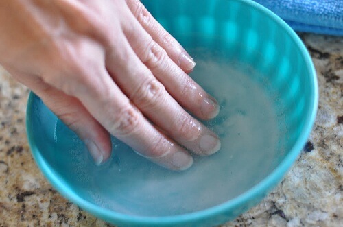 Woda utleniona na paznokcie