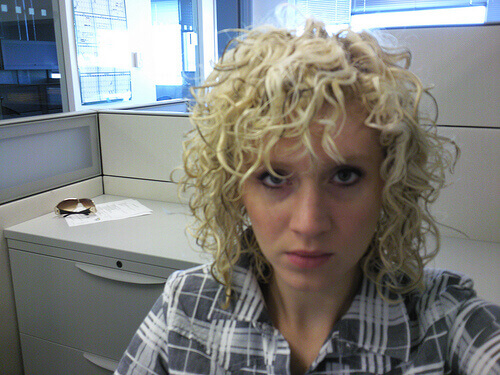 Kobieta z lokami - modne fryzury