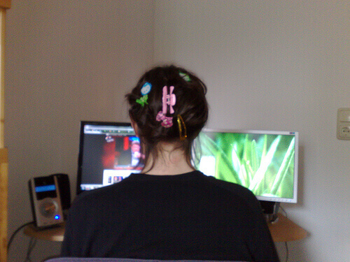 Dziewczyna przed komputerem