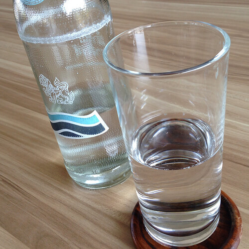 Woda mineralna w szklance
