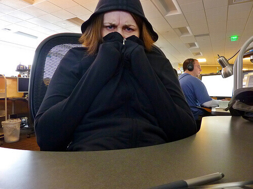 Kobieta cierpi na zapalenie pęcherza moczowego