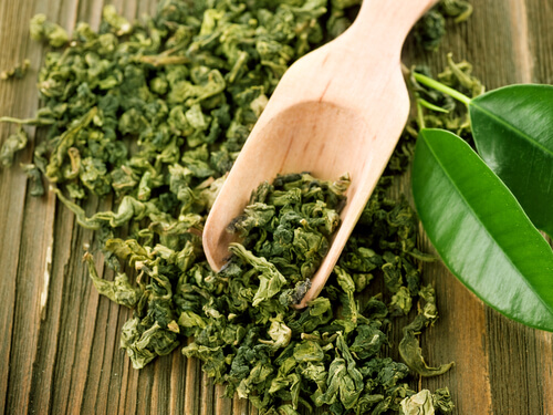 zielona herbata zmniejsza worki pod oczami