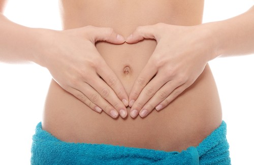 Kobieta trzyma się za brzuch