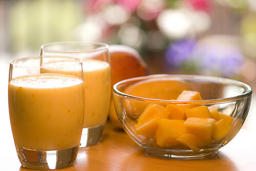 Koktajl zamiast posiłku zawierający mango