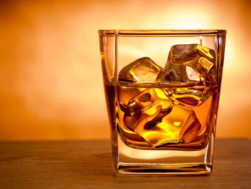 Alkohol wzmaga hemoroidy - szklanka whiskey