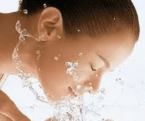 Mycie twarzy wodą