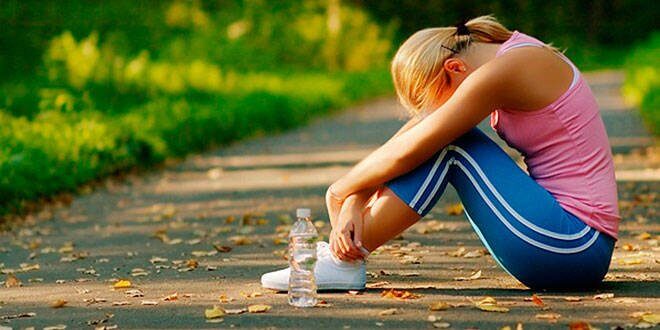 Zmęczona kobieta po treningu