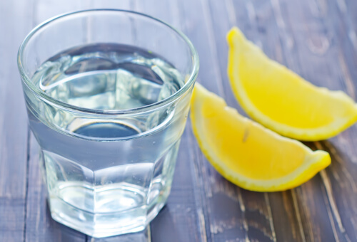 Szklanka wody i cytryna