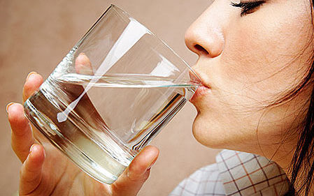 Kobieta pije wodę