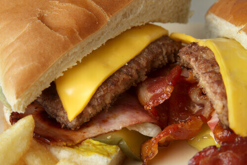 hamburger powoduje wzdęty brzuch