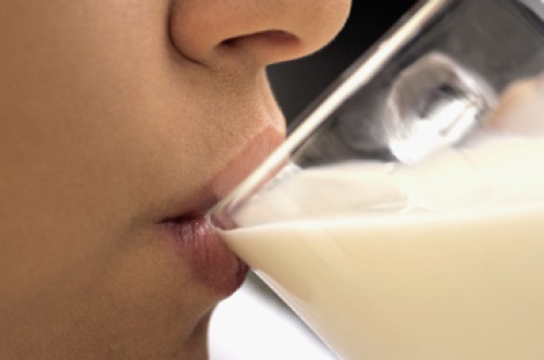 Czy aby zapobiec osteoporozie, warto pić mleko?