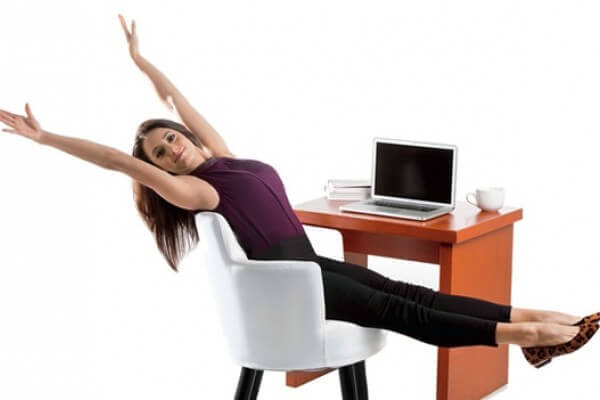 Kobieta ćwiczy przy biurku