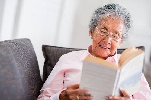 Starsza kobieta czyta książkę