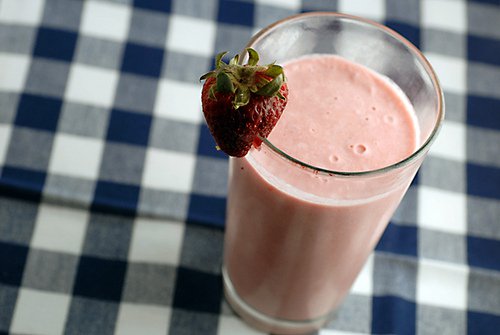 pożywne smoothie z truskawkami na obrusie w kratę vichy