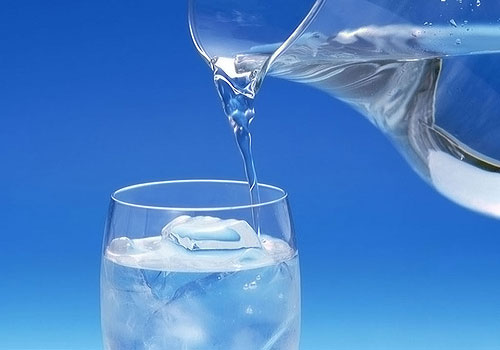 Szklanka wody z lodem