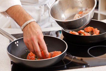 Plastik i teflon w kuchni - dlaczego ich unikać?