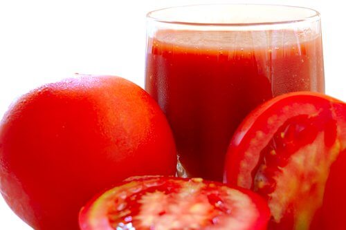 Świeże pomidory i szklanka soku