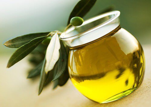Oliwa z oliwek na odżywione paznokcie