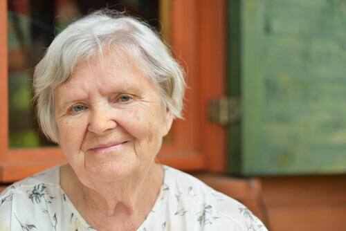 Siwe włosy u starszej kobiety