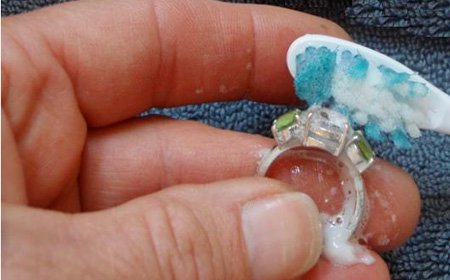 pasta do zębów czyści biżuterię