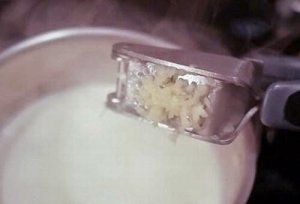 Rwa kulszowa - leczymy ją mlekiem czosnkowym