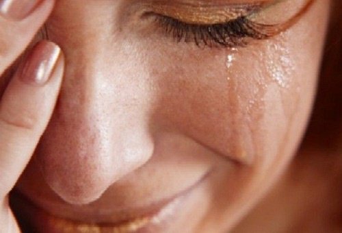 Płacząca kobieta - problemy emocjonalne a reumatyzm