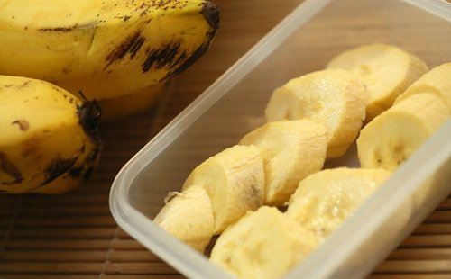 pokrojone, świeże banany na lepszy sen