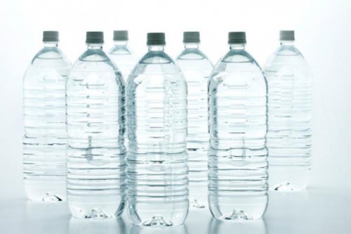 Plastikowe butelki z wodą