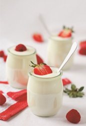Jogurt ze świeżymi truskawkami