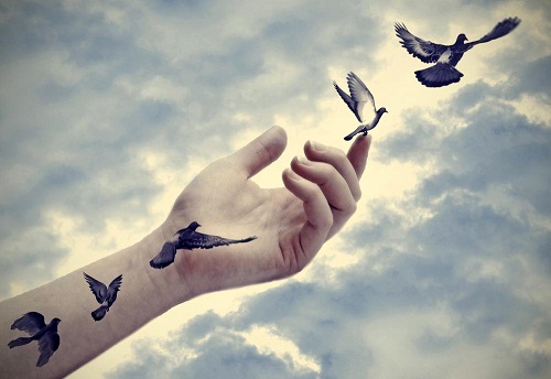 Ptaki wylatujące z ręki - symbol niezależności