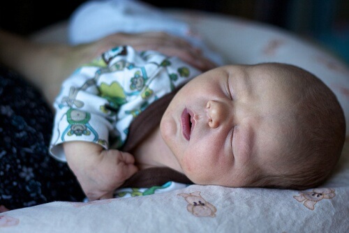 Slodkie niemowlę podczas snu