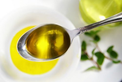 Oliwa z oliwek na łyżce