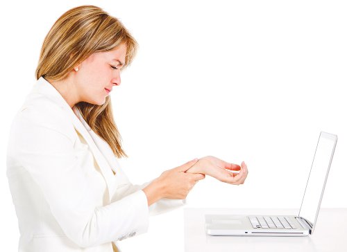 Kobieta z bólem nadgarstka po pracy na komputerze