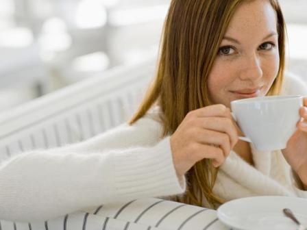 Kobieta pijąca wodę z rodzynkami