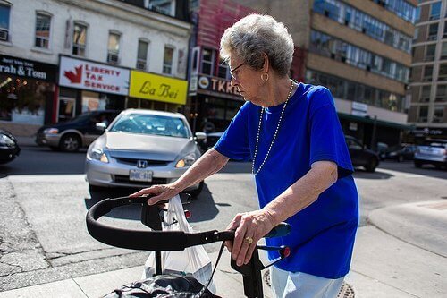 Starsza kobieta na ulicy