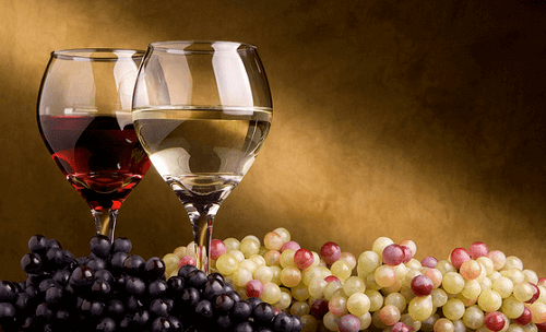 Kieliszki wina białego i czerwonego na ciśnienie krwi