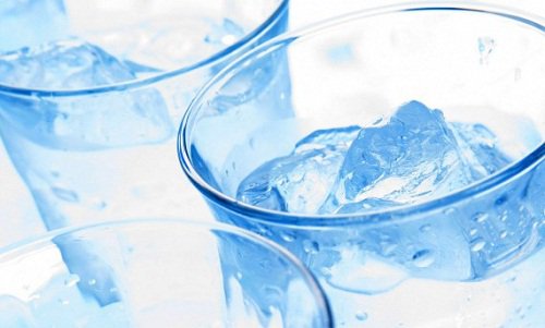 Woda mineralna z lodem