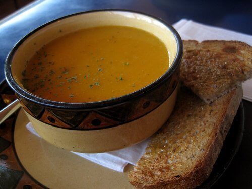 Zupa z marchwi z grzankami