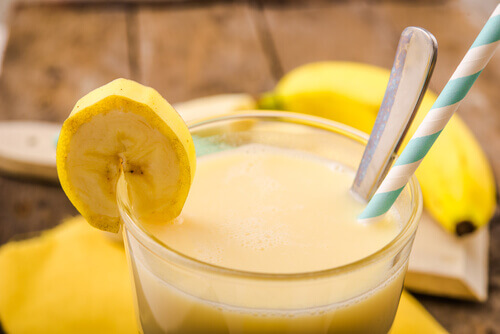 pożywne smoothie z bananem