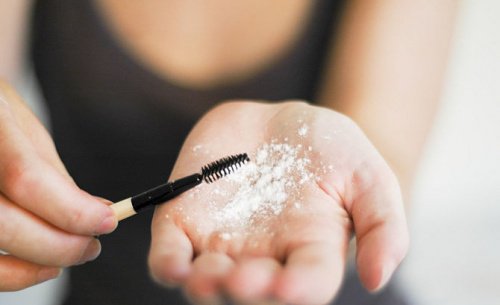 tzęsy pogrubiane talkiem w proszku