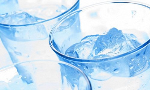 Szklanka zimnej wody - sztuka picia wody