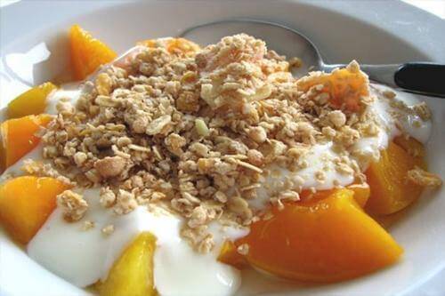 Muesli z owocami i drożdże piwne