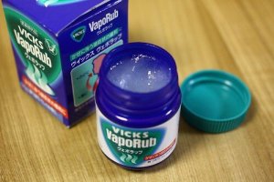 Vicks VapoRub - nie stosuj tej maści u małych dzieci!